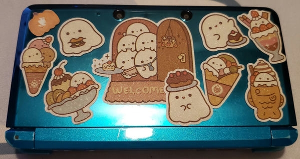 my 3ds closed showcazsing its awesome ghost stickers